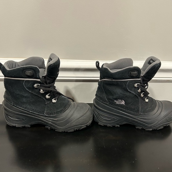 The North Face Black Insulated Winter Boots - big kids size 4 - Picture 3 of 13